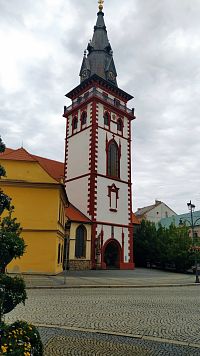 Věž kostela Nanebevzetí Panny Marie v Chomutově na náměstí 1. máje