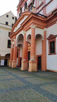 Průčelí kostela Sv. Ignáce v Chomutově na náměstí 1. máje