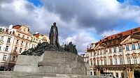 Staroměstské náměstí s pomníkem Janu Husovi na Starém Městě v Praze