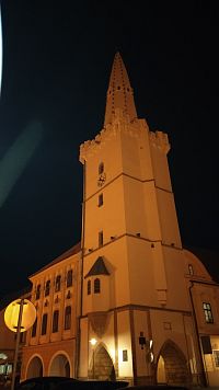 Bílá radniční věž v noci