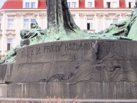 Nápis na pomníku mistra Jana Husa na Staroměstském náměstí v Praze