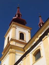 Kostel Povýšení sv. Kříže v Kadani - pohled zdola na jednu z věží