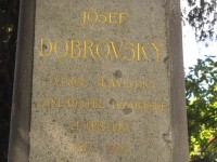 Socha Josefa Dobrovského na pražské Kampě - nápis na podstavci