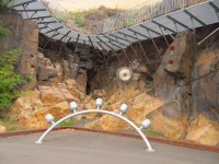 Nábřeží Maxipsa Fíka v Kadani - akustické "hračky": zvonkohra a gong, nad nimi konstrukce lávky Víta Brandy