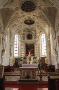 interiér kostela v Pfremindu