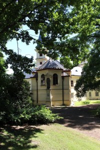 Lužany, zámecká kaple z parku