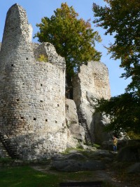 Frýdštejn, věž v dolní části hradu