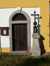 Hliněný Újezd, křížek před kaplí