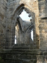 Oybin, pohled na okno kostela z hradeb