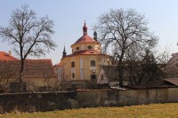 Dobřany, pohled na kostel sv. Víta od Radbuzy