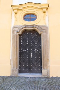 Dobřany, vchod do kostela  sv. Víta