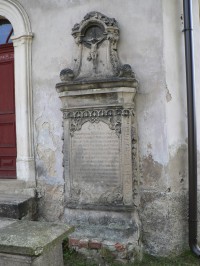 Ves, náhrobník na zdi kostela