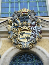 Hejnice, znak nad hlavním vchodem