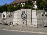 Zeď se symboly obce