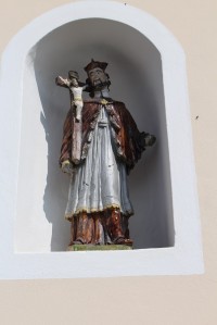 Libákovice, soška sv. Jana z Nepomuku v průčelí kaple