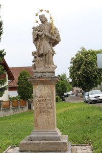 Dobruška, socha sv. Jana z Nepomuku u domku