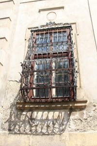 Police nad Metují, okno kláštera