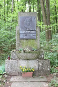 Socha Josefa Dobrovského u hřbitova