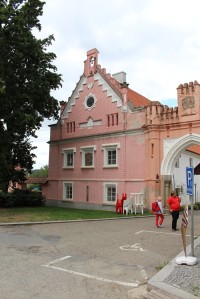 Vrchotovy Janovice, štít budovy u zámku
