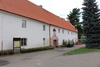 Vrchotovy Janovice, budova u zámku