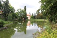 Vrchotovy Janovice, rybník a zámek