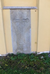 Protivín, náhrobní kámen ve stěně kaple