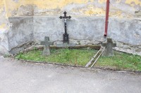 Vrchotovy Janovice, kříže u severní stěny kostela