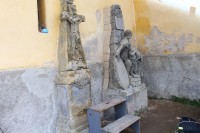 Vrchotovy Janovice, náhrobníky u severní stěny kostela