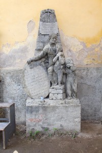 Vrchotovy Janovice, náhrobník u severní stěny kostela