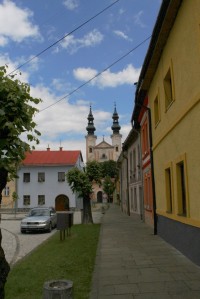 Podolínec, pohled z náměstí na klášterní kostel