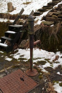 Stará pumpa v Malé Chmelné
