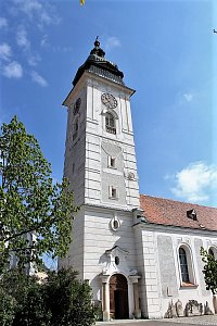 Vchod a věž kostela sv. Štěpána