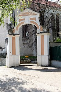 Vstupní brána u kostela