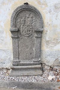 Náhrobní kámen ve stěně presbytáře