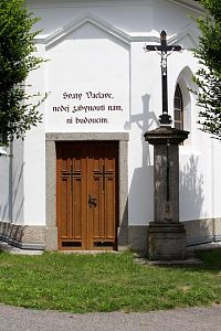 Mokrosuky, vchod do kaple sv. Václava
