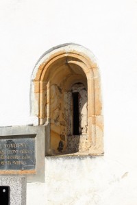 Románské okno kostela sv. Jiljí
