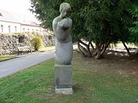Prachatice, socha ženy v parku u Dolní brány