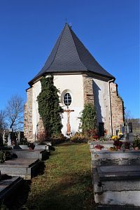 Presbytář hřbitovního kostela
