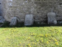 Smírčí kameny při cestě hradem