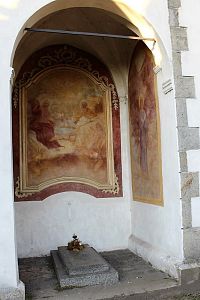 Výklenková kaple ve stěně kostela sv. Václava