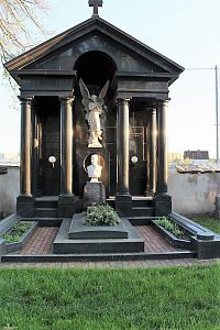 Jedna z hrobek na hřbitově u kostela.