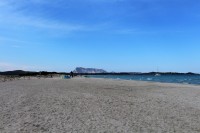 Pláž La Cinta v pozadí ostrov La Tavolara