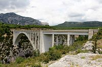 Most nad řekou Artubou.