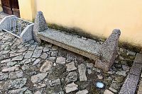 Kamenná lavička u kostela