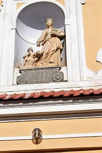 Výklenek se sochou sv. Alžběty