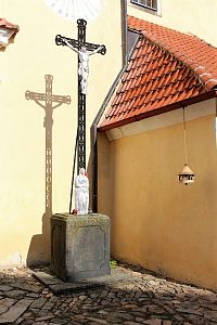 Kříž u vchodu do kostela