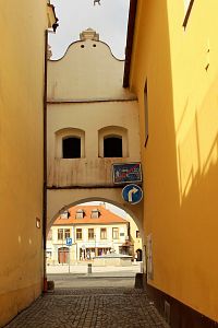 Brána v Podbranské ulici