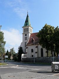Pohled na klášterní kostel ze Strakonické ulice