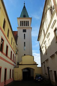 Věž klášterního kostela z nádvoří kláštera