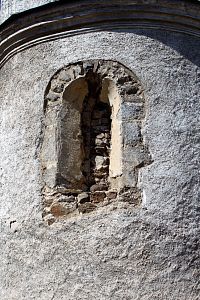 Románské okno presbytáře kostela sv. Jana Křtitele